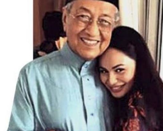 Muslim, Malaysia, Izara Aishah ,Tun Dr Mahathir Mohamad , hug, Islam, controversy